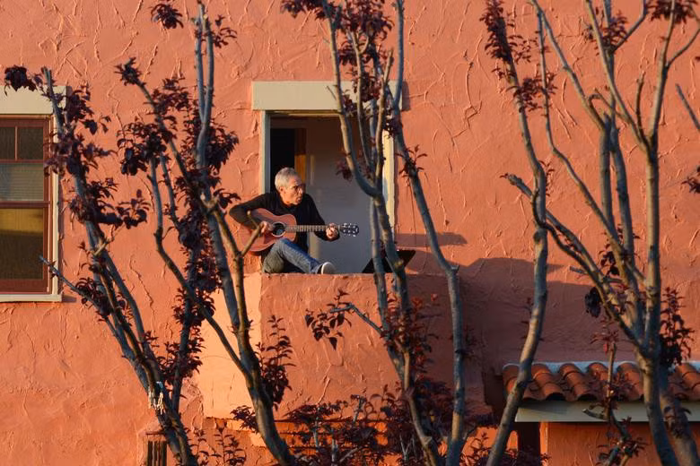 Cuộc sống “không ra đường” của người dân trên thế giới giữa dịch Covid-19