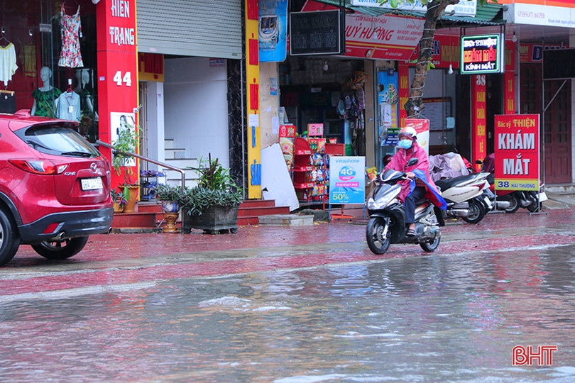 Nhiều tuyến đường ở TP Hà Tĩnh ngập sâu sau trận mưa lớn sáng cuối tuần