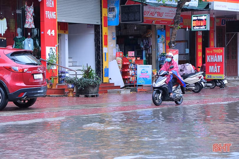 Nhiều tuyến đường ở TP Hà Tĩnh ngập sâu sau trận mưa lớn sáng cuối tuần