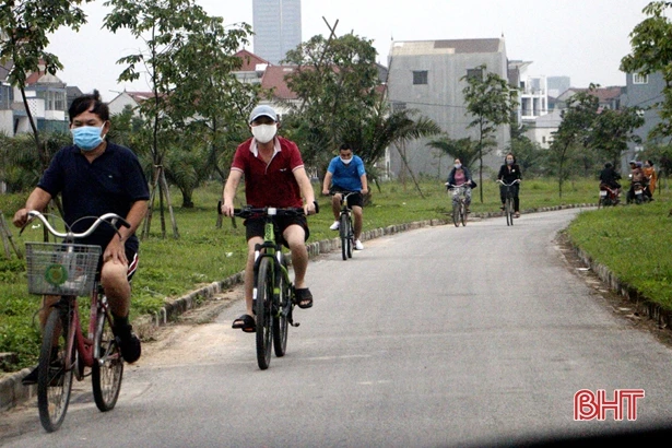 Ngày đầu thực hiện Chỉ thị 43, một số người dân TP Hà Tĩnh vẫn “quên” đeo khẩu trang, không giữ khoảng cách