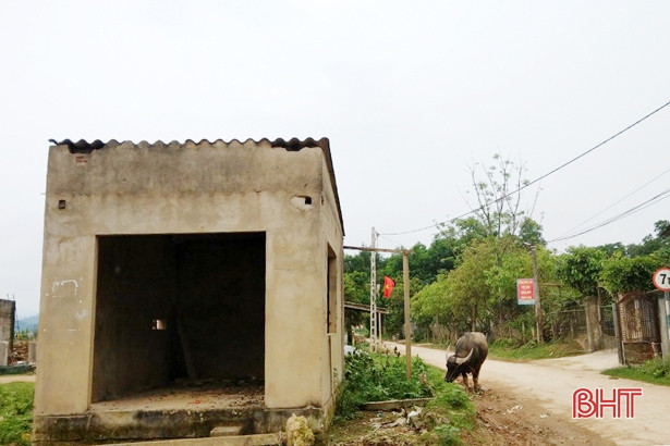 Nhếch nhác trên tuyến đường vào trung tâm hành chính xã miền núi Hà Tĩnh