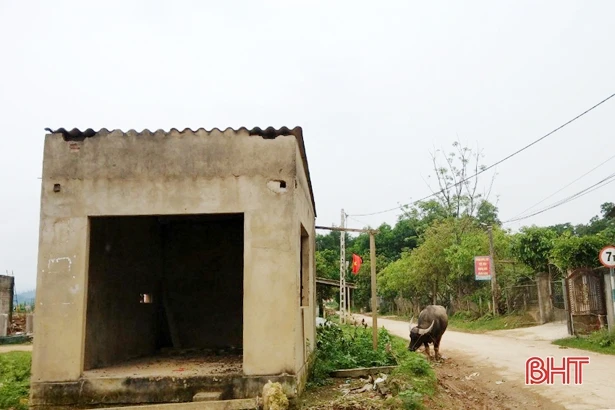 Nhếch nhác trên tuyến đường vào trung tâm hành chính xã miền núi Hà Tĩnh