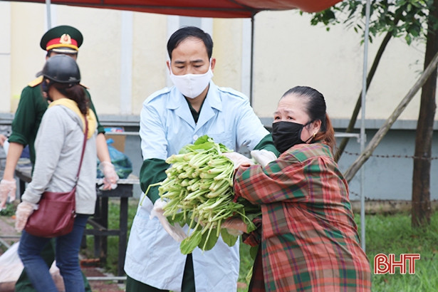 Tiểu thương chợ TP Hà Tĩnh góp 1,5 tấn rau cung ứng cho các điểm cách ly 