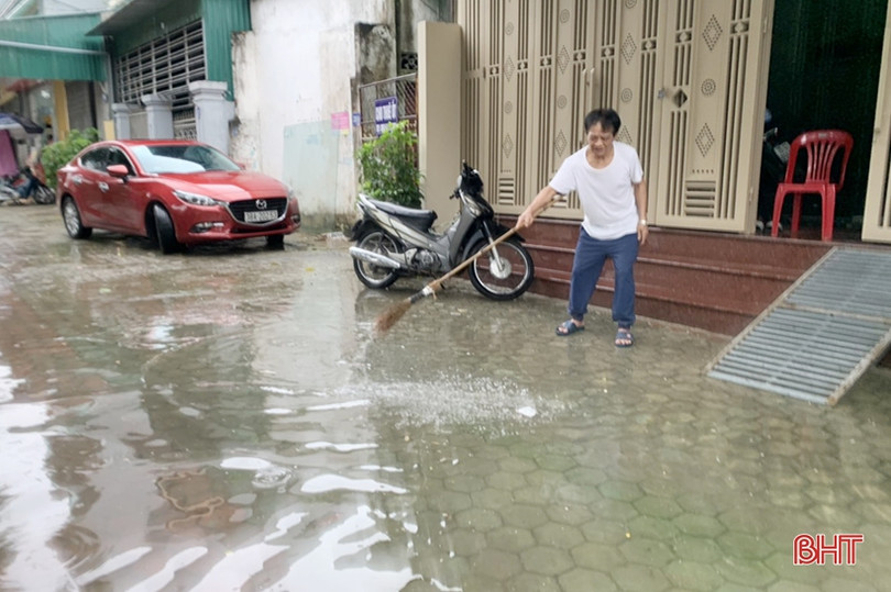 Nhiều tuyến đường ở TP Hà Tĩnh ngập sâu sau trận mưa lớn sáng cuối tuần