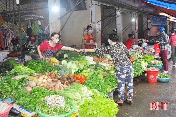 Ngày thứ tư “cách ly xã hội” ở Hà Tĩnh: Siêu thị, chợ dân sinh vẫn đầy ắp hàng, sức mua giảm!
