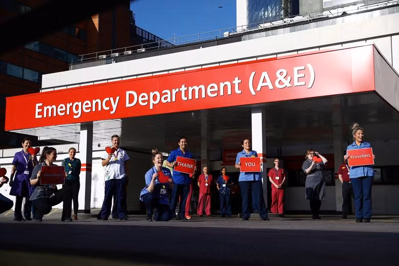 Những khẩu hiệu động viên làm ấm lòng y, bác sĩ nơi tuyến đầu chống dịch Covid-19