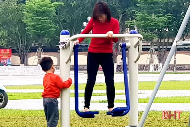 Ngày đầu thực hiện Chỉ thị 43, một số người dân TP Hà Tĩnh vẫn “quên” đeo khẩu trang, không giữ khoảng cách