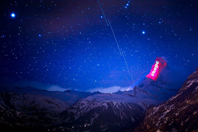 Thông điệp “hãy ở nhà” chiếu sáng trên dãy Alps