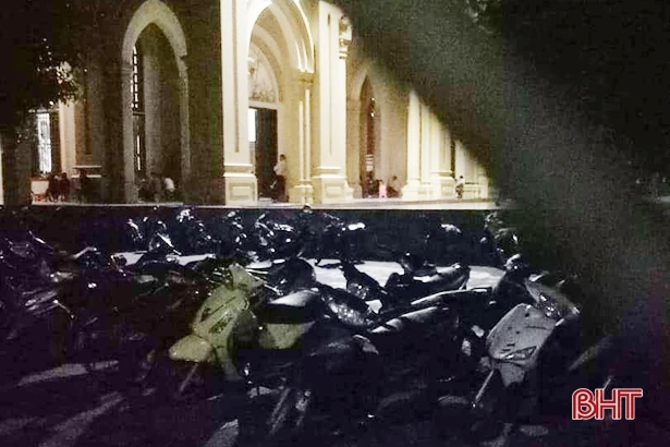 Hành lễ đông người giữa cao điểm dịch Covid-19: Đi ngược chủ trương, gây nguy hiểm sức khỏe cộng đồng!