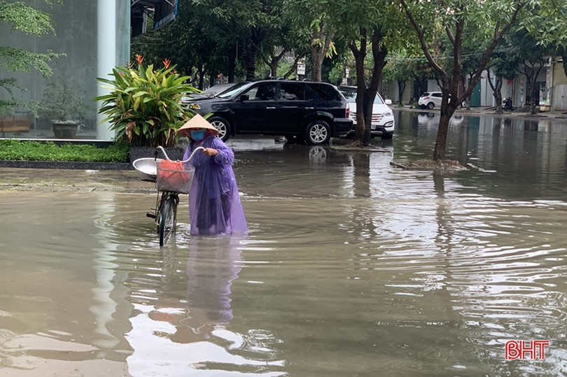 Nhiều tuyến đường ở TP Hà Tĩnh ngập sâu sau trận mưa lớn sáng cuối tuần