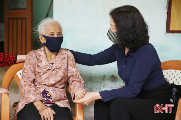 Tuyên dương những phụ nữ Hà Tĩnh có nghĩa cử cao đẹp trong phòng, chống dịch Covid-19
