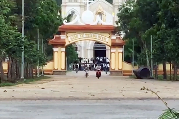 Hành lễ đông người giữa cao điểm dịch Covid-19: Đi ngược chủ trương, gây nguy hiểm sức khỏe cộng đồng!