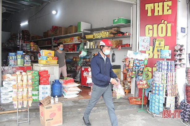 Nhu yếu phẩm bán từ chợ lớn đến ngõ nhỏ, người dân Hà Tĩnh mua sắm dễ dàng