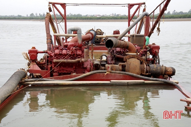 Bắt quả tang tàu khai thác 35m<sup>3</sup> cát trái phép trên vùng biển Hà Tĩnh