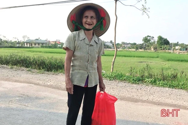 Người cao tuổi Hà Tĩnh góp tiền, góp gạo cùng toàn tỉnh chống dịch Covid-19