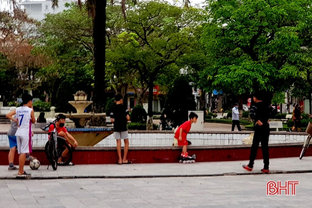 Ngày đầu thực hiện Chỉ thị 43, một số người dân TP Hà Tĩnh vẫn “quên” đeo khẩu trang, không giữ khoảng cách