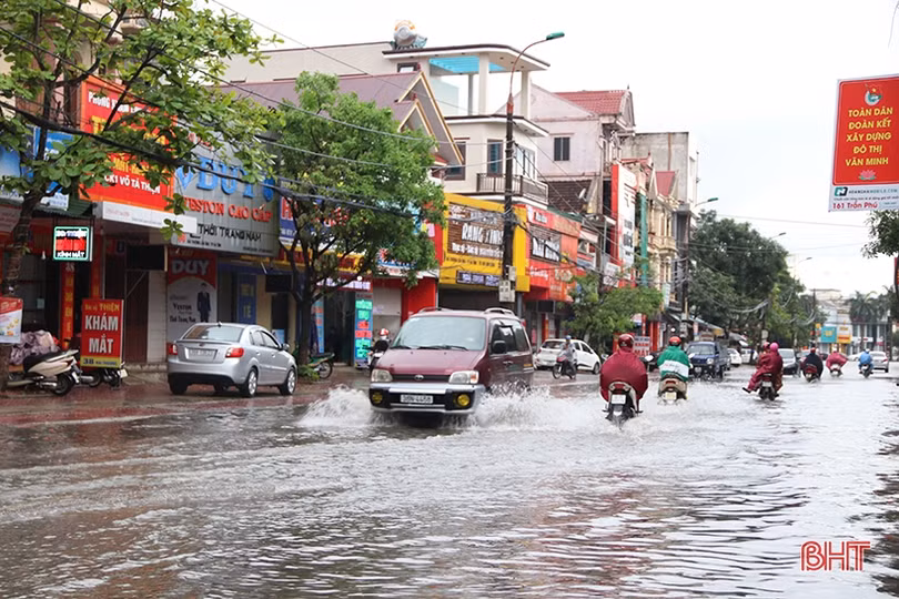 Nhiều tuyến đường ở TP Hà Tĩnh ngập sâu sau trận mưa lớn sáng cuối tuần