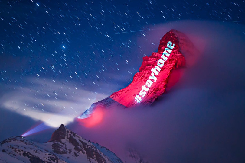 Thông điệp “hãy ở nhà” chiếu sáng trên dãy Alps