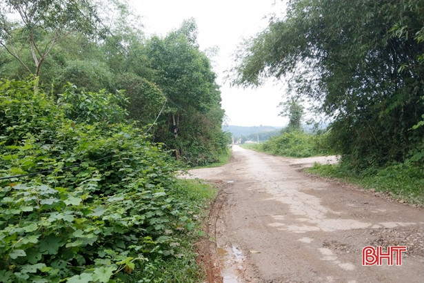 Nhếch nhác trên tuyến đường vào trung tâm hành chính xã miền núi Hà Tĩnh