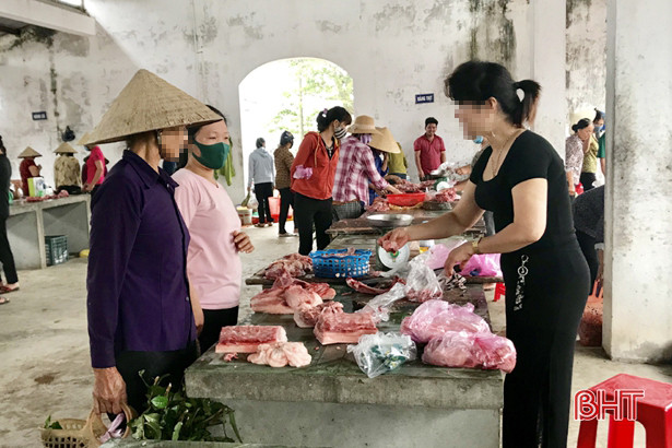 Đi chợ quê, một số người dân Hà Tĩnh chủ quan không sử dụng khẩu trang phòng dịch!
