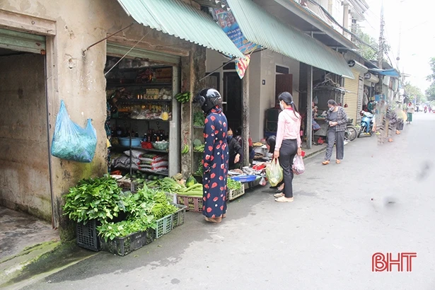 Nhu yếu phẩm bán từ chợ lớn đến ngõ nhỏ, người dân Hà Tĩnh mua sắm dễ dàng