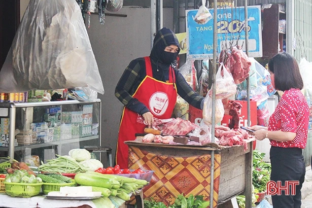 Nhu yếu phẩm bán từ chợ lớn đến ngõ nhỏ, người dân Hà Tĩnh mua sắm dễ dàng