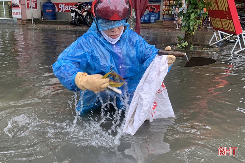 Nhiều tuyến đường ở TP Hà Tĩnh ngập sâu sau trận mưa lớn sáng cuối tuần