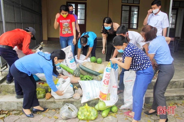 Thêm 218 thùng sữa, 1.700 chiếc khẩu trang y tế hỗ trợ phòng chống dịch ở Thạch Hà