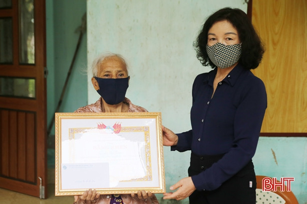 Tuyên dương những phụ nữ Hà Tĩnh có nghĩa cử cao đẹp trong phòng, chống dịch Covid-19