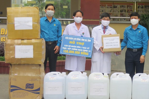 Hơn 500 trăm triệu đồng hỗ trợ đoàn viên công đoàn ngành y tế Hà Tĩnh chống dịch