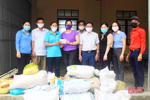 Thêm 218 thùng sữa, 1.700 chiếc khẩu trang y tế hỗ trợ phòng chống dịch ở Thạch Hà