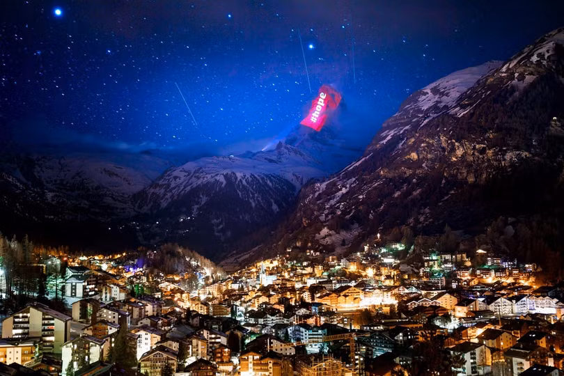 Thông điệp “hãy ở nhà” chiếu sáng trên dãy Alps