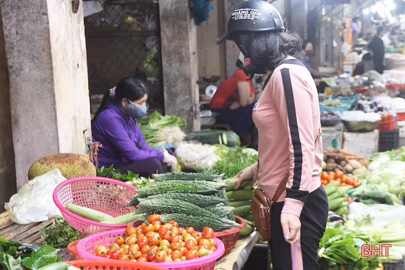Bất chấp lệnh cấm, nhiều quầy hàng không thiết yếu ở Hà Tĩnh vẫn mở cửa đón khách