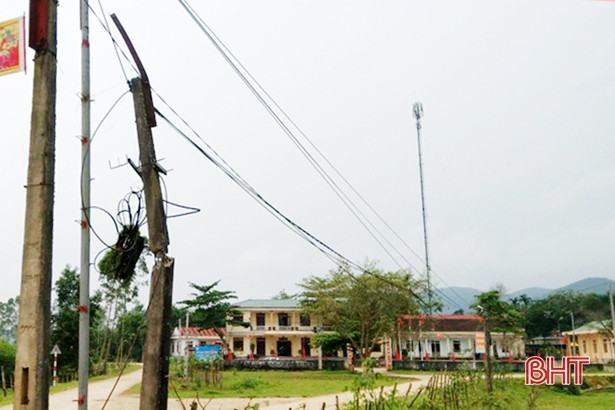 Nhếch nhác trên tuyến đường vào trung tâm hành chính xã miền núi Hà Tĩnh