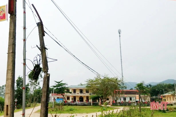 Nhếch nhác trên tuyến đường vào trung tâm hành chính xã miền núi Hà Tĩnh