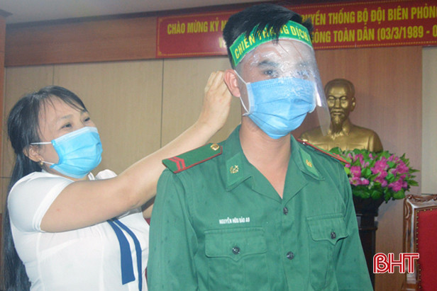 Vợ lính biên phòng Hà Tĩnh làm 120 mũ kính chắn giọt bắn phòng chống dịch
