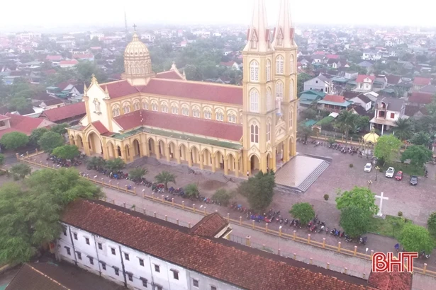 Hành lễ đông người giữa cao điểm dịch Covid-19: Đi ngược chủ trương, gây nguy hiểm sức khỏe cộng đồng!