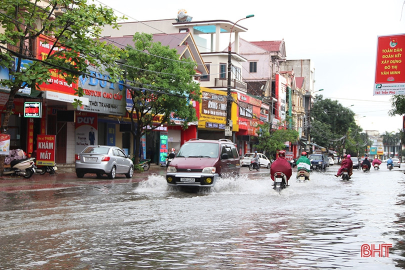 Nhiều tuyến đường ở TP Hà Tĩnh ngập sâu sau trận mưa lớn sáng cuối tuần