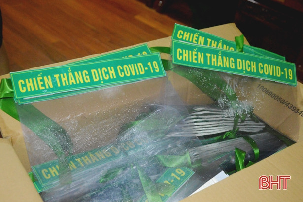 Vợ lính biên phòng Hà Tĩnh làm 120 mũ kính chắn giọt bắn phòng chống dịch
