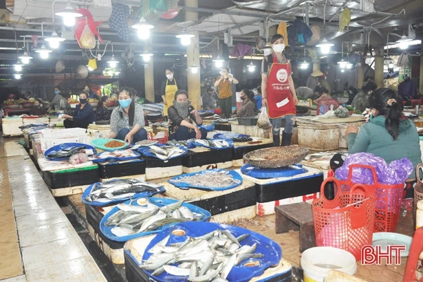 Ngày thứ tư “cách ly xã hội” ở Hà Tĩnh: Siêu thị, chợ dân sinh vẫn đầy ắp hàng, sức mua giảm!