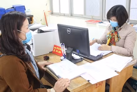 Hà Tĩnh: Bưu điện chi trả lương hưu tại nhà, khuyến khích nhận qua ATM