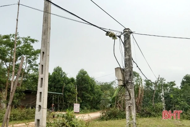 Nhếch nhác trên tuyến đường vào trung tâm hành chính xã miền núi Hà Tĩnh