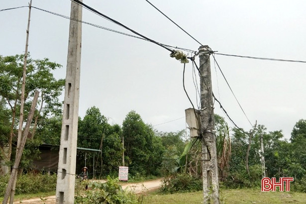 Nhếch nhác trên tuyến đường vào trung tâm hành chính xã miền núi Hà Tĩnh