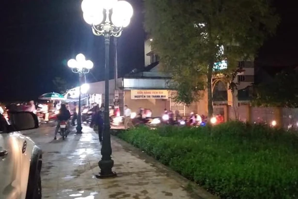 Bất chấp chỉ thị của Thủ tướng và tỉnh Hà Tĩnh, nhiều giáo xứ vẫn tụ tập hàng trăm giáo dân làm lễ ở nhà thờ