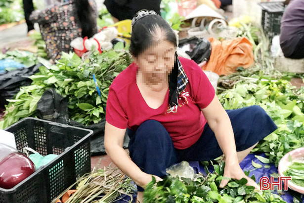Đi chợ quê, một số người dân Hà Tĩnh chủ quan không sử dụng khẩu trang phòng dịch!