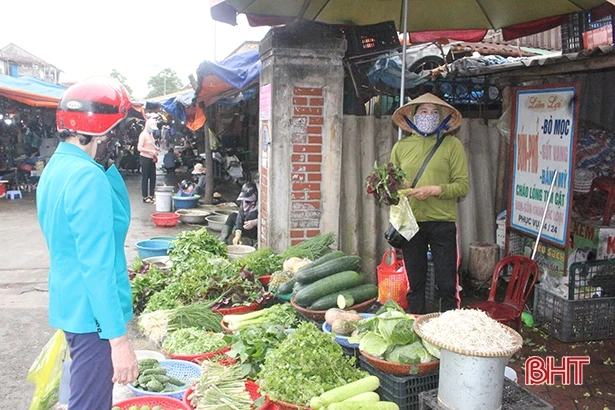 Nhu yếu phẩm bán từ chợ lớn đến ngõ nhỏ, người dân Hà Tĩnh mua sắm dễ dàng