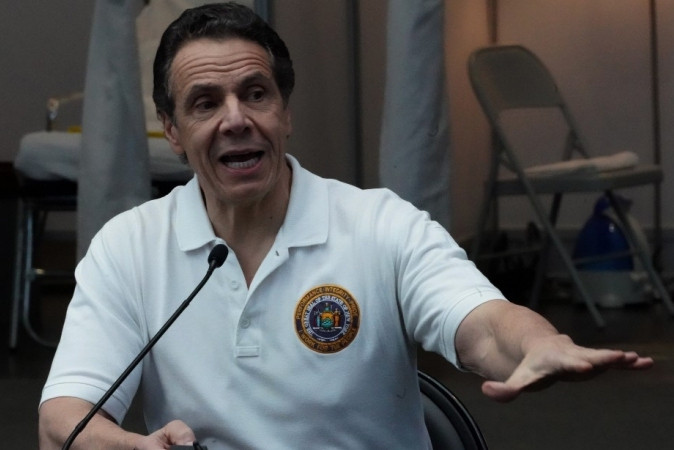 Thống đốc bang New York Andrew Cuomo nói chuyện với báo giới tại trung tâm hội nghị Jacob K. Javits hôm 27/3. Ảnh: AFP. New York cầu cứu