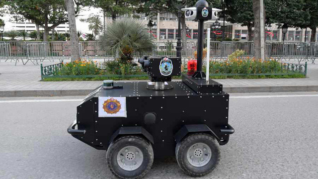 Robot mang thuốc cho bệnh nhân Covid-19