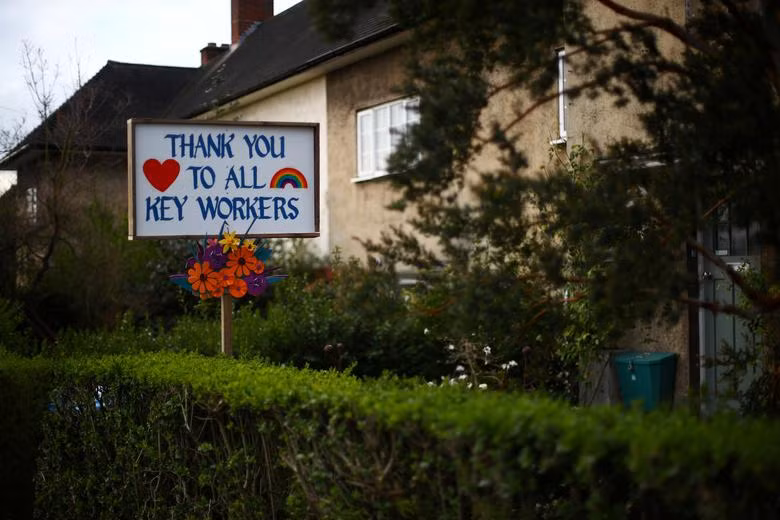 Những khẩu hiệu động viên làm ấm lòng y, bác sĩ nơi tuyến đầu chống dịch Covid-19