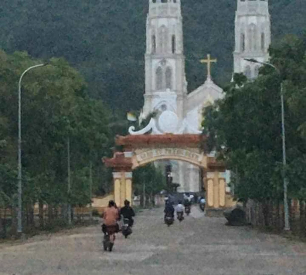 Bất chấp chỉ thị của Thủ tướng và tỉnh Hà Tĩnh, nhiều giáo xứ vẫn tụ tập hàng trăm giáo dân làm lễ ở nhà thờ